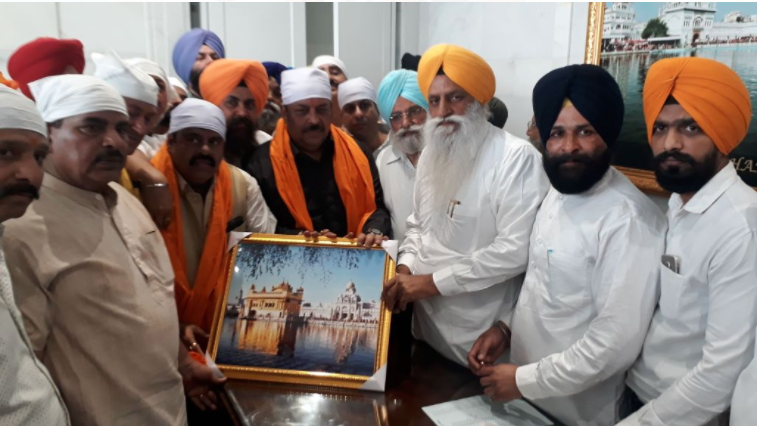 Punjab BJP’s President Shwet Malik pays obeisance at the Golden Temple, Amritsar