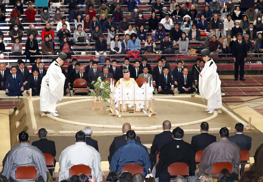 Japan female mayor loses fight to speak from sumo ring