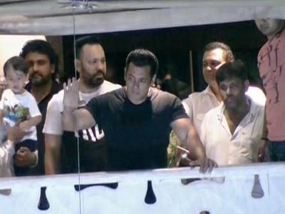 Salman reached back to mumbai after getting bail in poaching case, fans celebrate
