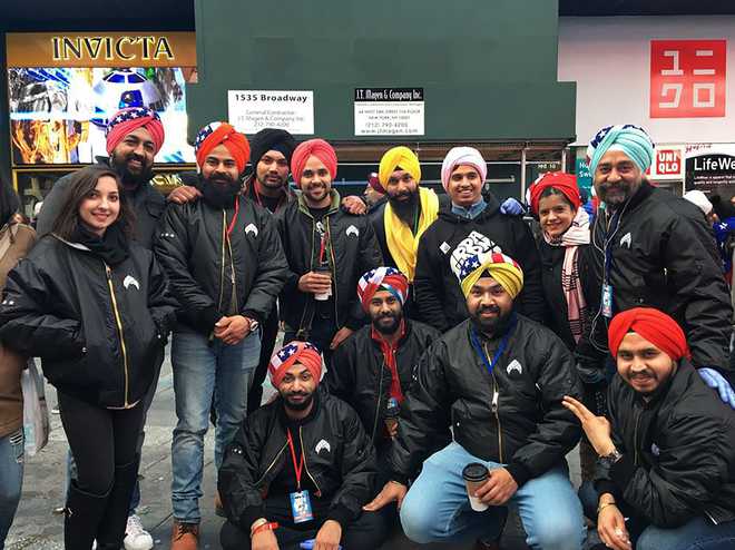 Sikh group creates world record by tying thousands of turbans in US