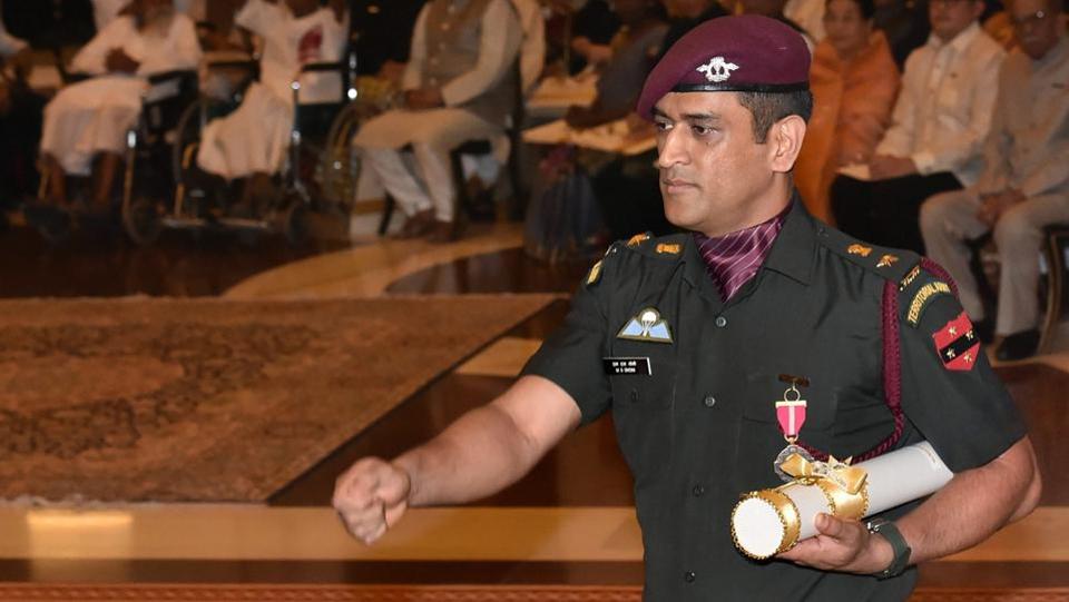 MS Dhoni receives Padma Bhushan, receives it in army uniform