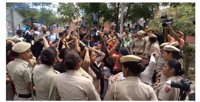 Police lathi charge Anganwadi Workers protesting against Manpreet Badal in Bathinda