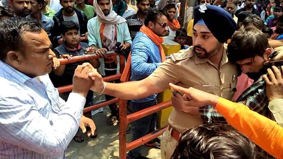 Brave! Sikh police officer saves Muslim man from lynching by Hindus