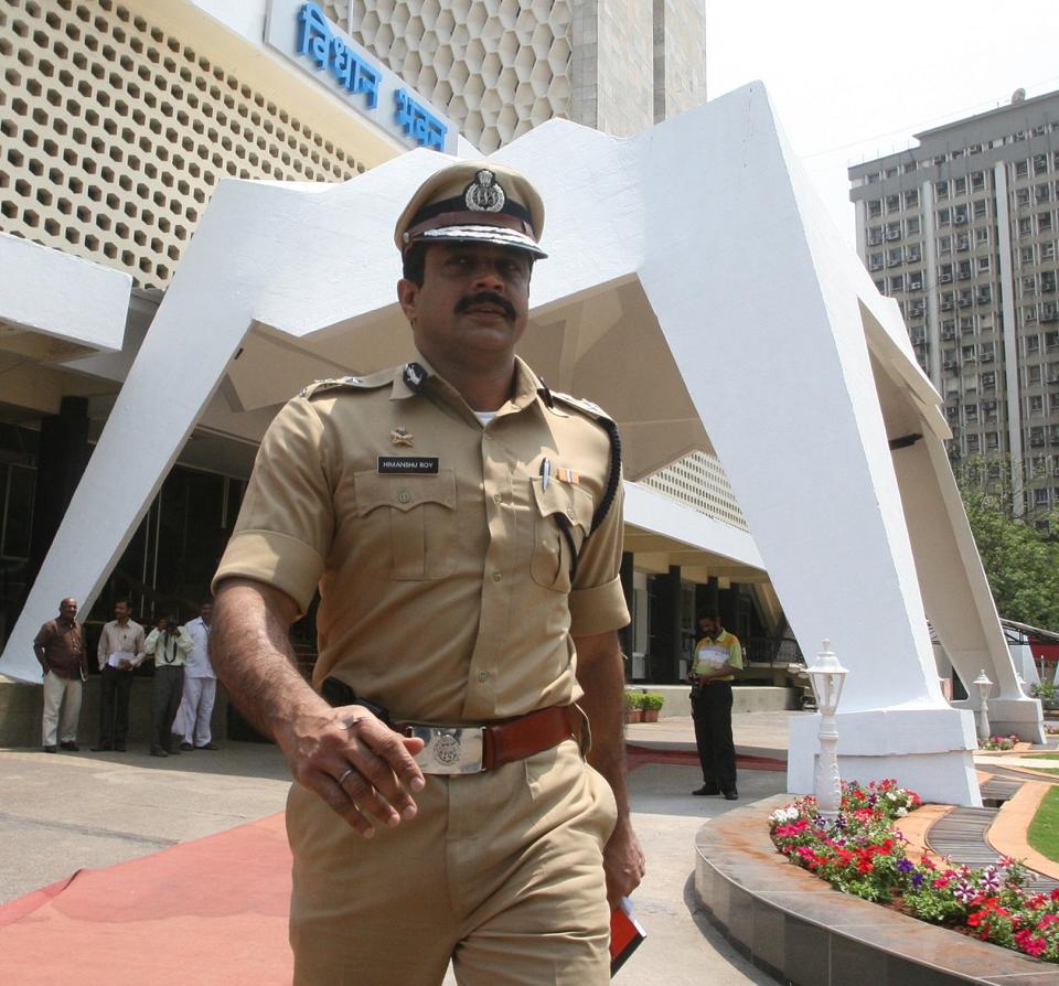 Senior Mumbai police officer commits suicide by shooting himself