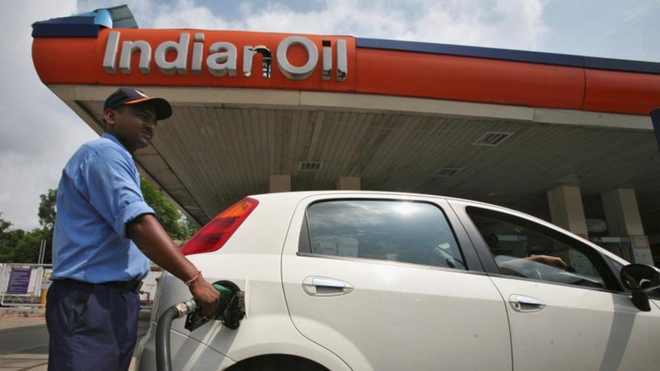Fuel price hike: Petrol price breach Rs 77 a litre in Delhi