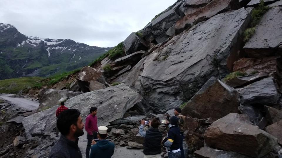 Landslide blocks Manali-Leh highway since last night