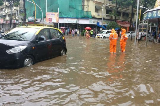 Moderate rainfall floods several parts of Mumbai on Thursday