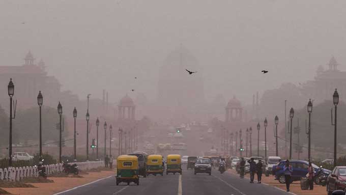 Delhi's air quality remains 'severe'; winds slightly decrease pollution levels