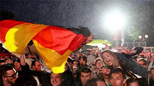 World Cup 2018: Fans dance in Berlin rain as Germany survive