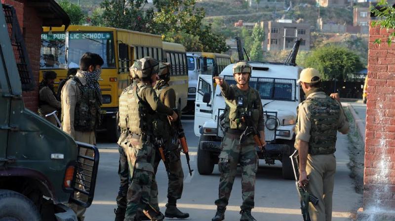 Militants attack police Naka in Srinagar