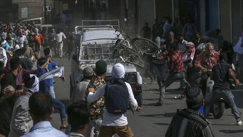 1 dies after jeep runs over 2 during Srinagar protests