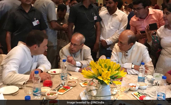 Pranab, Pratibha Patil, Manmohan attend Rahul's Iftar party