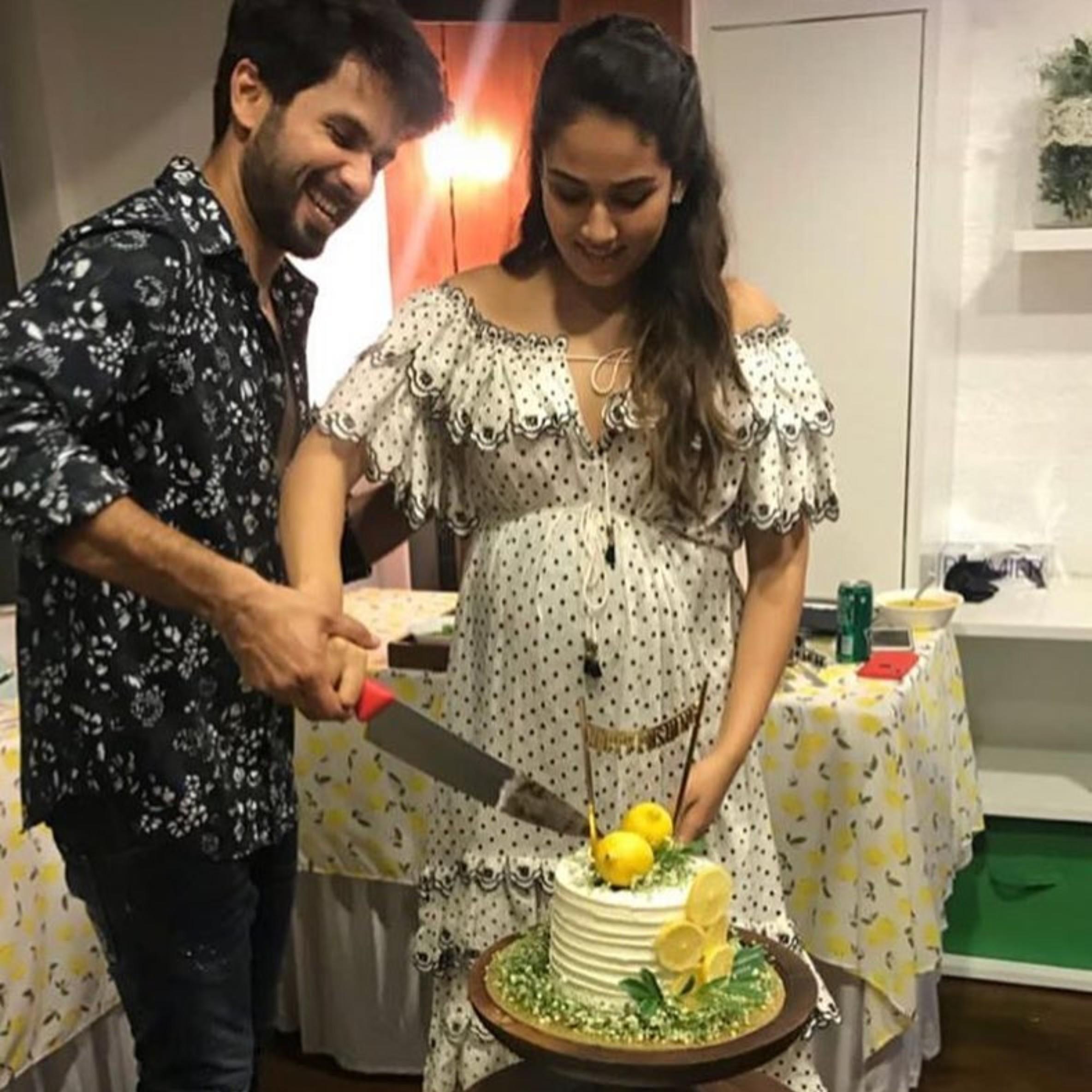 2nd Time Mom-To-Be Mira Rajput With Husband Shahid Kapoor Is Adorable!