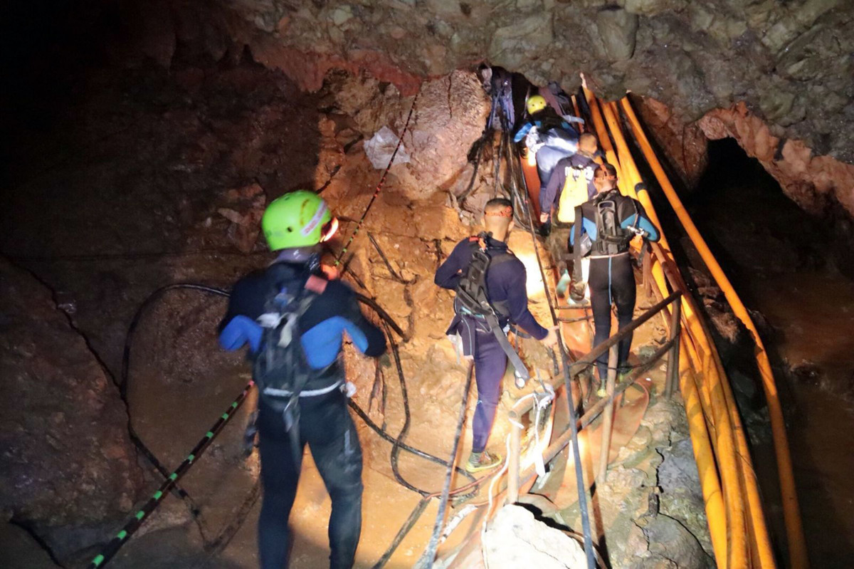 4 rescued from Thai cave in risky operation; 9 left to go