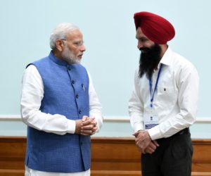 pm-narendra-modi-twitter-on-two-teachers-pictures-share