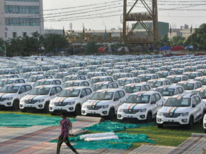 Gujarat famous businessman Sawaji Dholakiya  employee 600 cars Gift