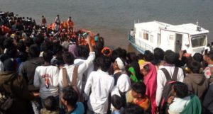  boat overturns in Narmada River