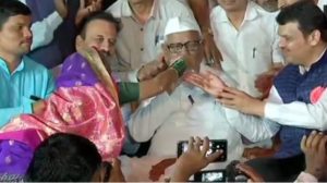 Anna Hazare ends fast after assurance from Maharashtra CM Devendra Fadnavis