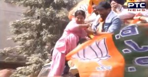 Batala Road show During Sunny Deol With Woman Kiss