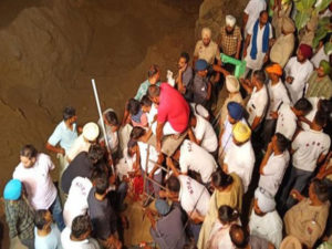Sangrur : fatehveer singh borewell Rescue Artists Made prayer