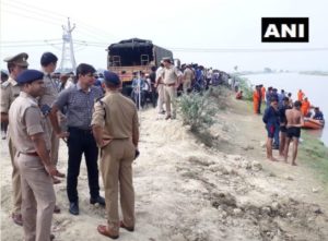 Lucknow vehicle carrying passengers fell in Indira canal in Nagram