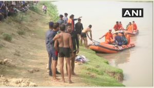 Lucknow vehicle carrying passengers fell in Indira canal in Nagram