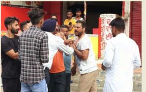 Aam Aadmi Party Adv Navdeep Singh Jeeda traffic policeman With Fight