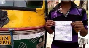 police Auto rickshaw driver Challan for not having helmet