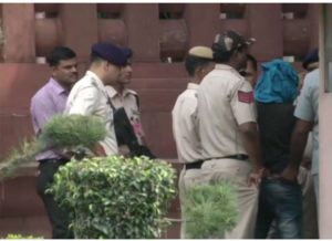Ram Rahim follower Parliament nabbed while entering with a knife
