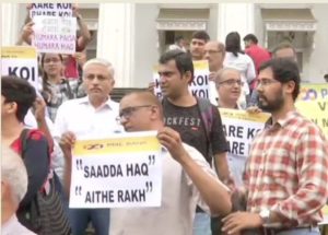 PMC bank scam : Bank depositors protest near the Reserve Bank of India (RBI) office in Mumbai.