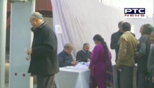 #DelhiAssemblyElection: Chief Election Commissioner Sunil Arora casting his vote at Nirman Bhawan in New Delhi,15.68 % voter turnout in Delhi assembly polls till 12 noon