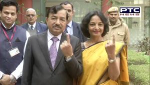 #DelhiAssemblyElection: Chief Election Commissioner Sunil Arora casting his vote at Nirman Bhawan in New Delhi,15.68 % voter turnout in Delhi assembly polls till 12 noon