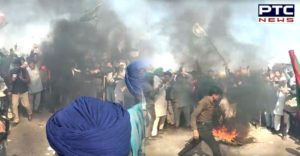 Farmers burn effigies of PM Modi at Delhi's Singhu border