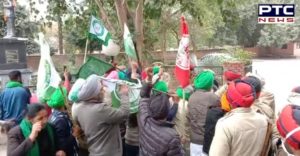 Farmers Protest : Farmers break police barricade in Mansa Against Farmers Bills