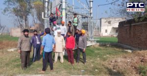 Farmers cut electricity connection of Jio Tower at Rasulpur Joda village of Patiala