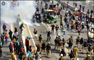 UP : Baghpat Police forcefully removes farmers agitating at Delhi-Saharanpur highway