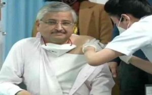 Delhi: AIIMS Director Dr. Randeep Guleria receives Covid-19 vaccine