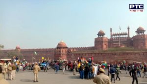 Farmers Tractor Parade : Farmers break police barricades After reach Red Fort Delhi with Tractors