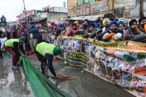 Farmers Protest : Rain and thand de bavjud vi Kisan Andolan enters day 41