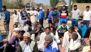 Himachal Pradesh: Amid farmers' chakka jam in India, Farmer Union Poanta Sahib, blocked Bangran chowk, one of the crowded streets in the area.