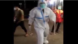 Ambulance Driver in PPE Kit Breaks into Dance to Cheer up Gloomy Wedding ‘Baraat’