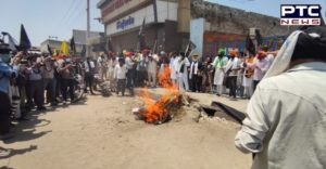Kisan Andolan : Farmers burn PM Modi’s effigy , hoist black flags at Singhu Border