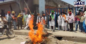 Kisan Andolan : Farmers burn PM Modi’s effigy , hoist black flags at Singhu Border