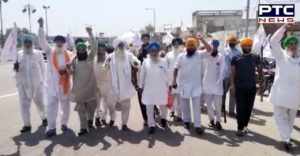 Farmers protest by burning copies of agriculture laws at Golden Gate, Amritsar