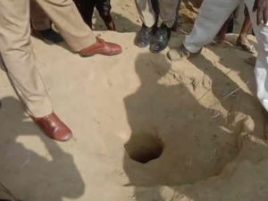 Agra : 3-year-old boy playing outside the house fell into 180-feet-deep borewell