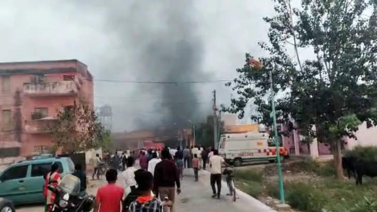 औरेया: दिबियापुर कस्बा के सामुदायिक स्वास्थ्य केंद्र में लगी आग, नहीं चले फायर सिलेंडर