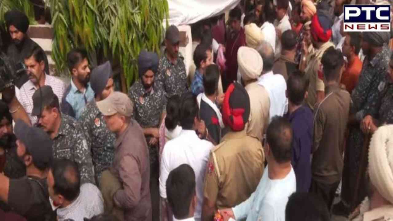 People pay final respect to Shiv Sena (Taksali) leader Sudhir Suri