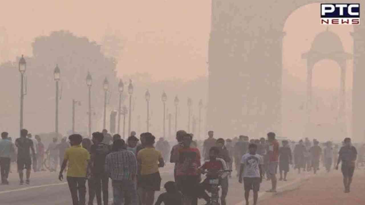 दिल्ली में प्रदूषण के चलते लगी सख्त पाबंदियां, 50 प्रतिशत कर्मचारियों को वर्क फ्रॉम होम, ट्रकों की एंट्री वैन