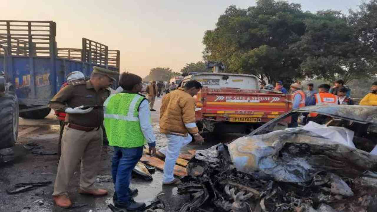 यमुना एक्सप्रेस वे पर ट्रॉली से टकराई कार, 2 लोग जिंदा जले