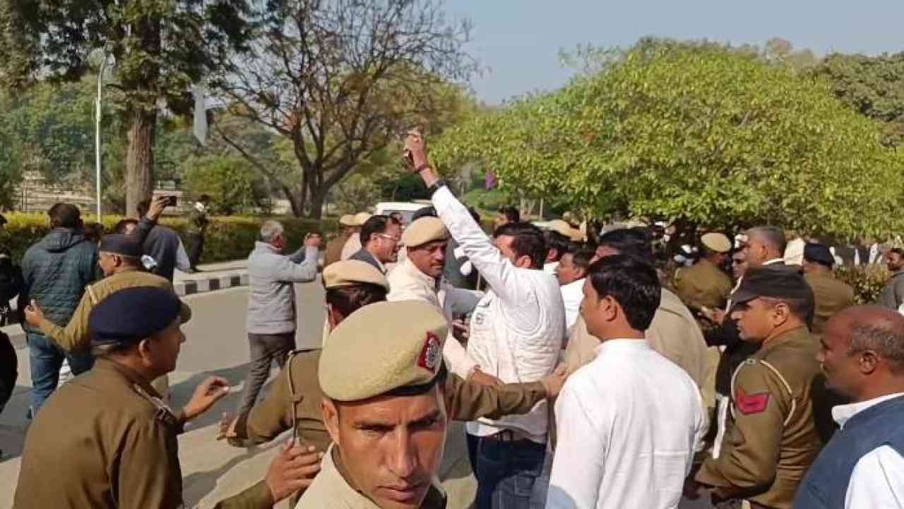 पंचायती राज मंत्री देवेंद्र बबली के कार्यक्रम में सरपंचों का हंगामा, काफिला रोकने की भी की कोशिश